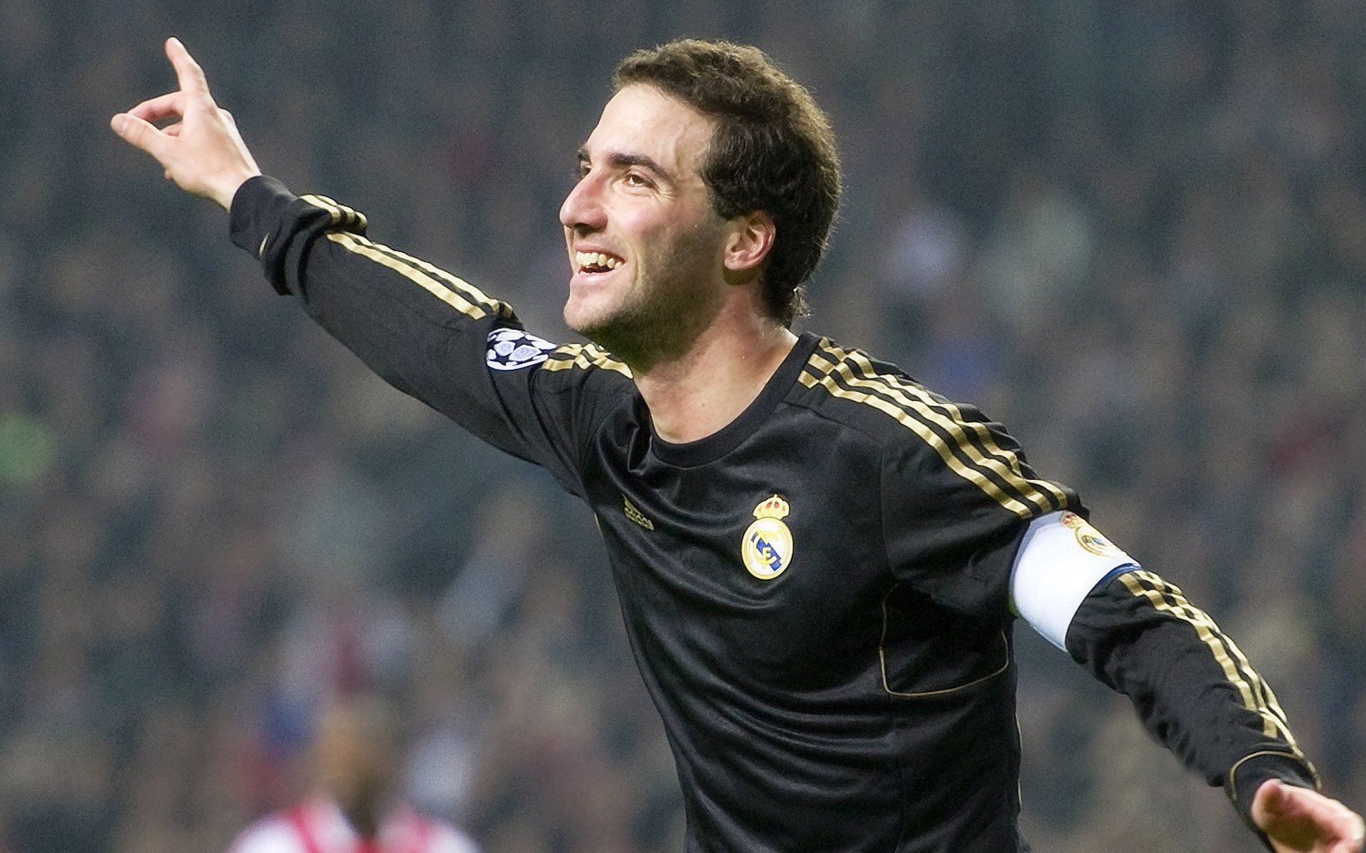 世界冠军许昕近况,现身迪士尼当“保镖”,妻子带俩娃锅盖头抢镜